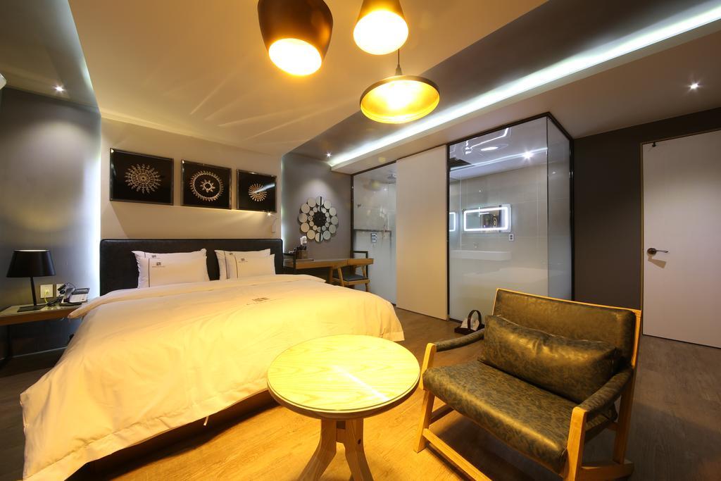 Avenue Hotel Jeonju Buitenkant foto